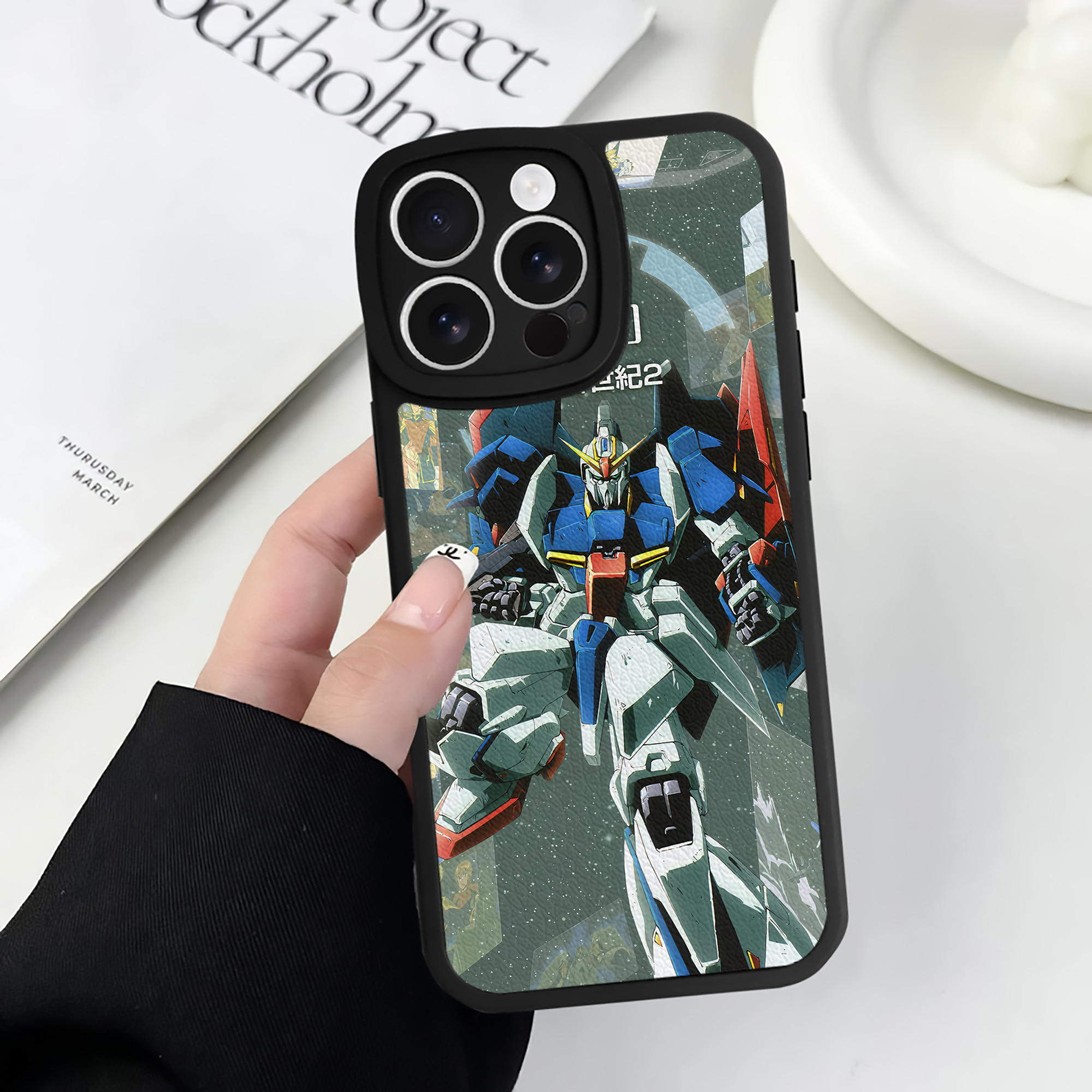 （画像用） 機動戦士ガンダム Mobile Suit Gundam 【iPhone 16シリーズ対応】シリコンスマホケース（レザー調） 材質：シリコン